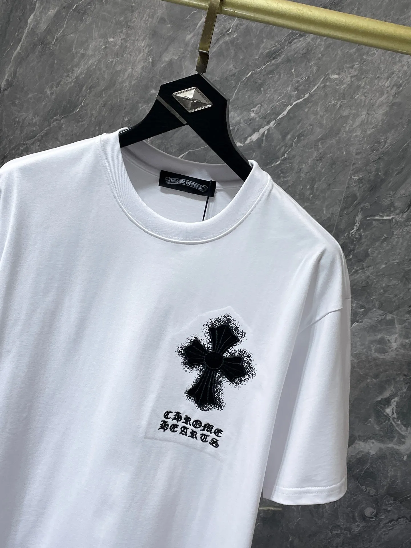 P154 New Chrome Hearts 25ss for summer. High-weight, environmentally friendly and high-quality top-grade fabric. 260g~270g. Croma embroidery, Sanskrit cross and spray-printed short sleeves. Counter synchronization. 1:1 replica version. Recommended color: black. White. Size: S, M, L, XL.